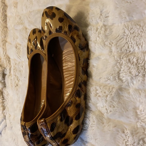 Like new -worn once. Leopard print flats - Picture 3 of 9